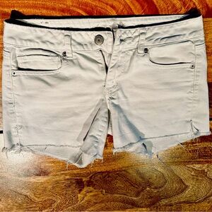 American Eagle Stretch Denim Shorts White Size: 6